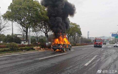 司机弹出的烟蒂落回车里 烧掉30万图纸和一辆皮