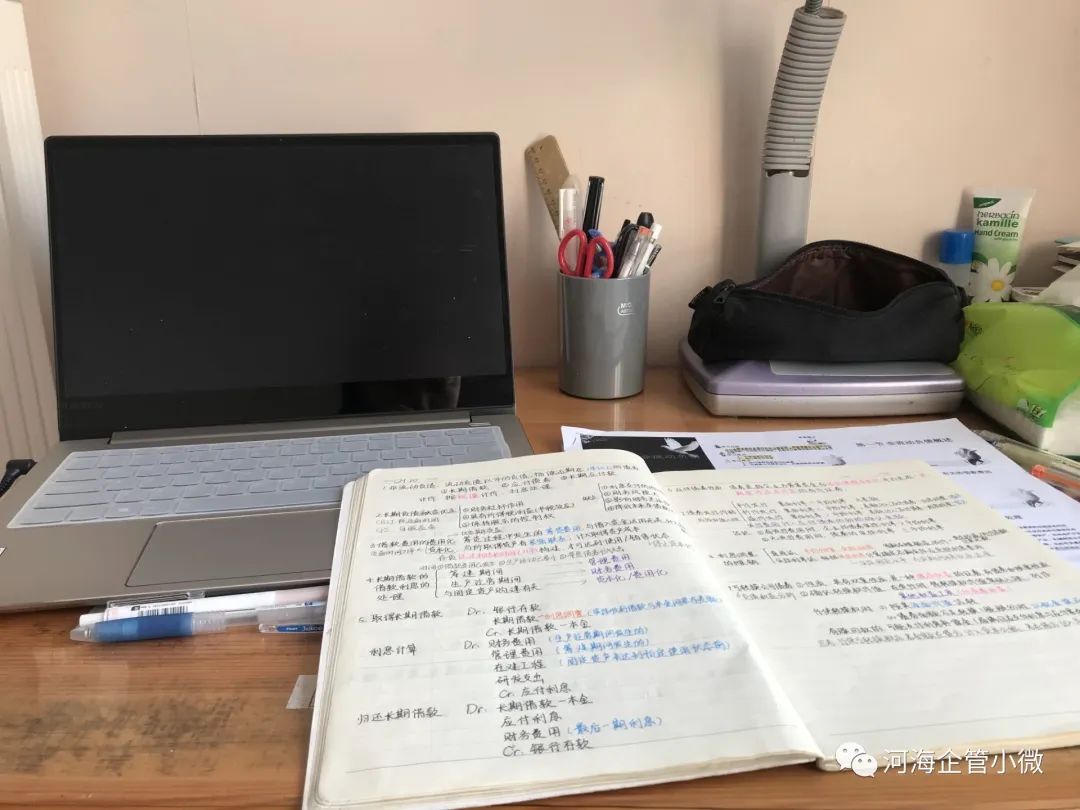 上了大学后  好像再也没有正经的坐在书桌前写过一次作业  这个漫长