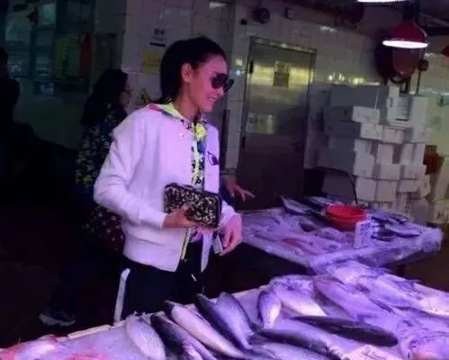 张柏芝“被赶下飞机”后，再被曝蛮横不讲理，