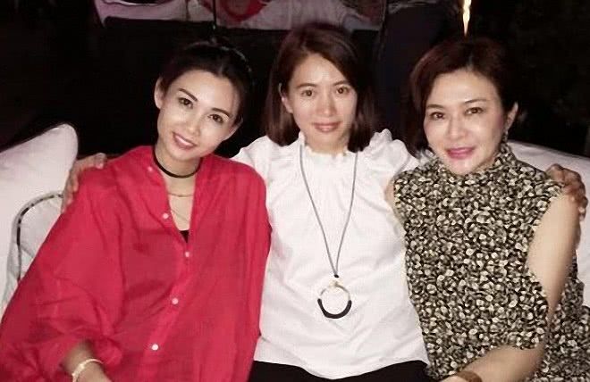 52岁的她已是三孩妈，风姿依旧如30岁，不愧为王