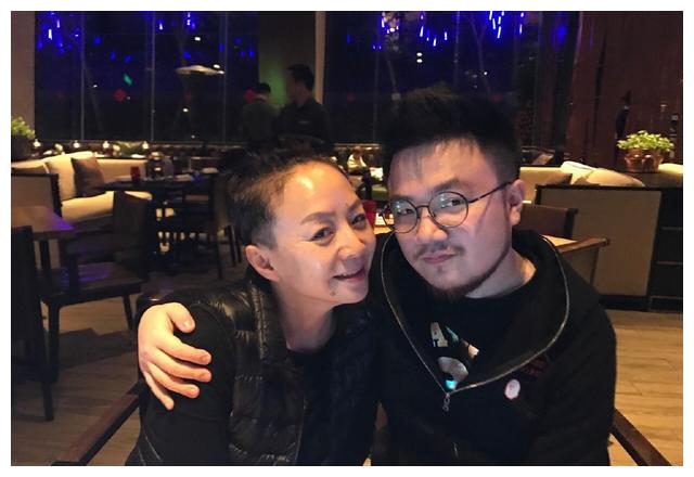 宋丹丹小孙子正面照曝光！白胖可爱能下地，被