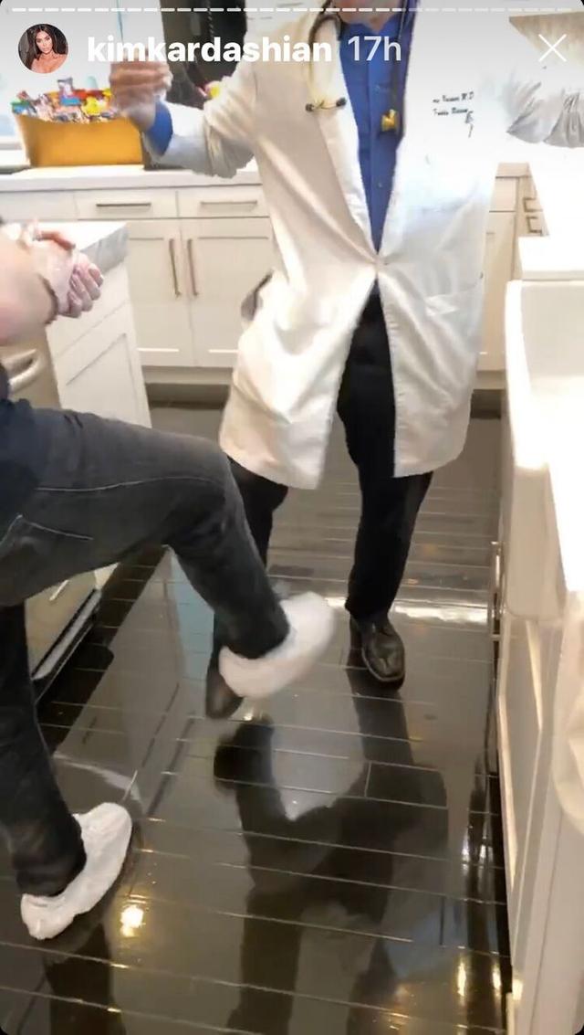 美国疫情紧张，金·卡戴珊如临大敌，亲妹送礼也