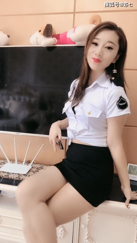 在家还穿制服, 是下班了还是去上班?_美女