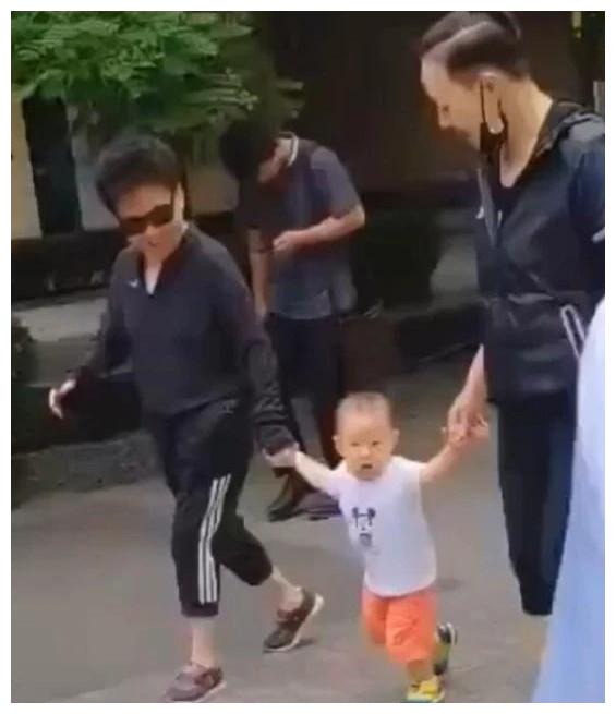 宋丹丹小孙子正面照曝光！白胖可爱能下地，被