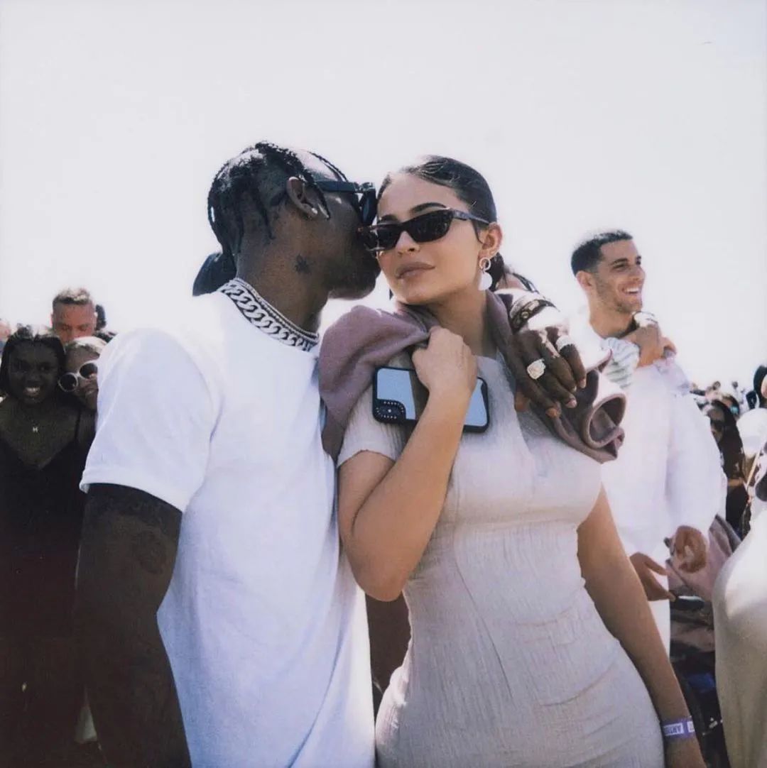 travisscott和kyliejenner的感情起起伏伏但是也不妨碍他们爱的小公主