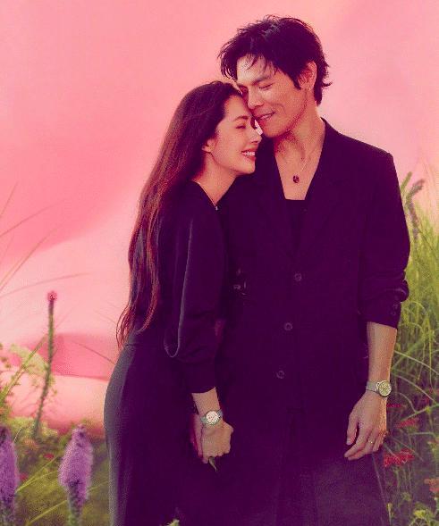 向佐郭碧婷是在拍结婚吗，两人依偎在梦幻花丛