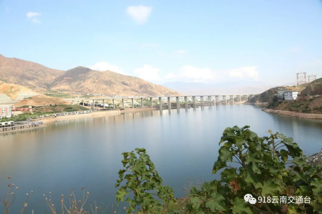今年建成通车大永高速丽江段金鸡达旦河特大桥主梁顺利合龙
