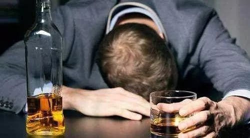 喝酒“上头”，一般指的是喝完酒之后头晕、头疼、面红耳赤、心跳加