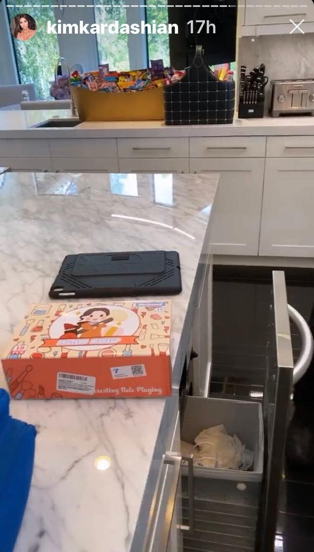 美国疫情紧张，金·卡戴珊如临大敌，亲妹送礼也