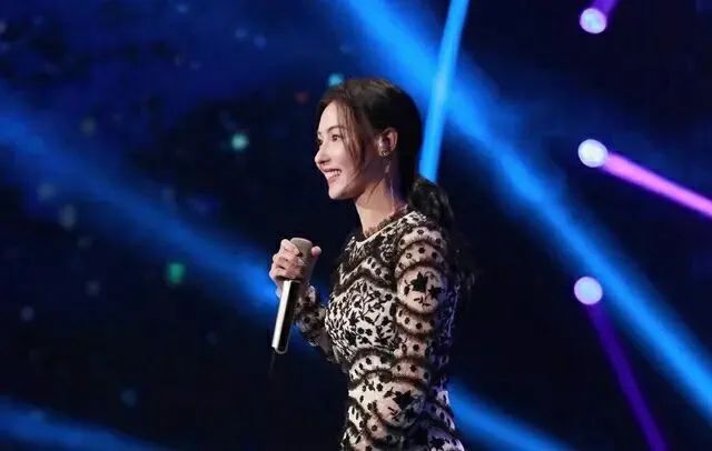 张柏芝“被赶下飞机”后，再被曝蛮横不讲理，