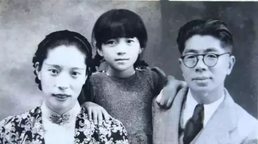 常书鸿与妻子陈芝秀和女儿常沙娜到敦煌去!