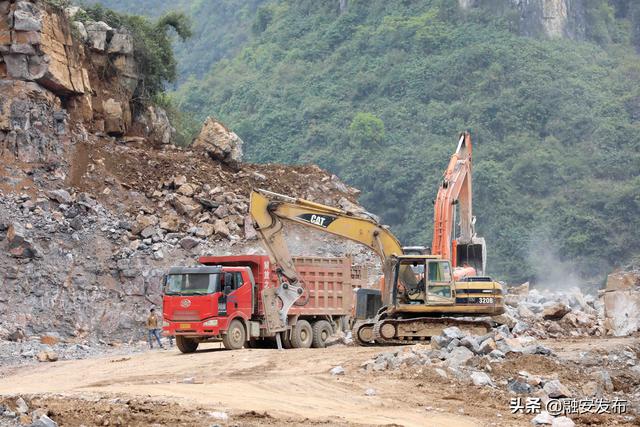 3月11日,在桂柳高速广西柳州市融安县泗顶镇路段,工程机械在施工作业.