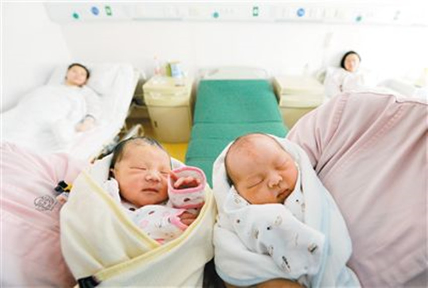 生日：网友：四年过一次不容易医院给2月29日出生的宝宝穿上了青蛙服