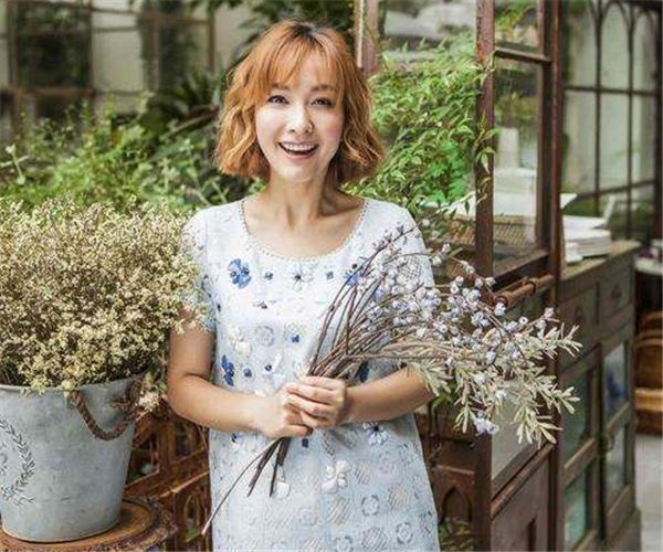 吴昕为什么总是不火？何炅无意暴露原因，打脸