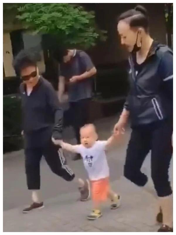 宋丹丹小孙子正面照曝光！白胖可爱能下地，被