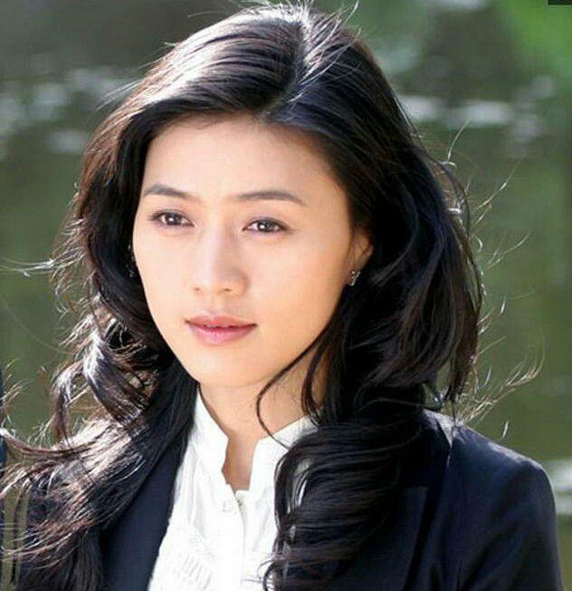 她29岁打败章子怡拿下影后，事业巅峰时退出娱乐