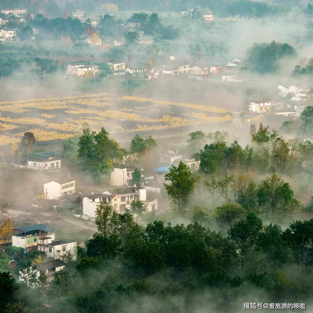 江油大康镇,去爱情谷的路上,望向云雾缭绕的星火村.