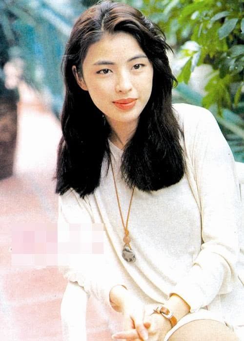 她是梅艳芳的妹妹，爱上天王后放弃事业，现在