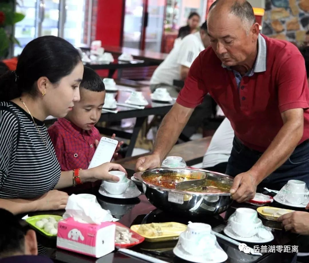 岳普湖美食广场恢复开业啦!