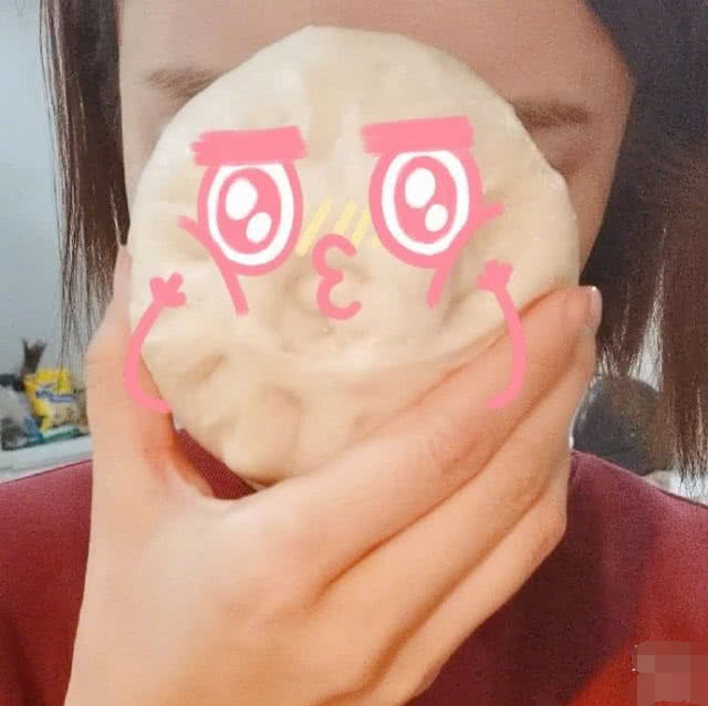 贤妻良母！佟丽娅深夜为老公儿子烤蛋挞，自己