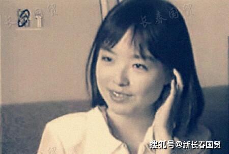 鲁豫23岁旧照曝光，模样清纯婴儿肥明显，曾是央