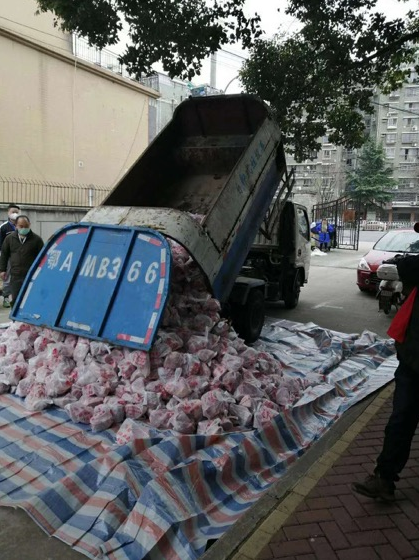 武汉“环卫车送肉”续：事后曾有社区人员登门道歉，并送口罩酒精
