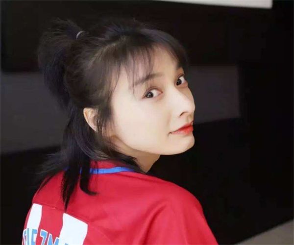 吴昕为什么总是不火？何炅无意暴露原因，打脸