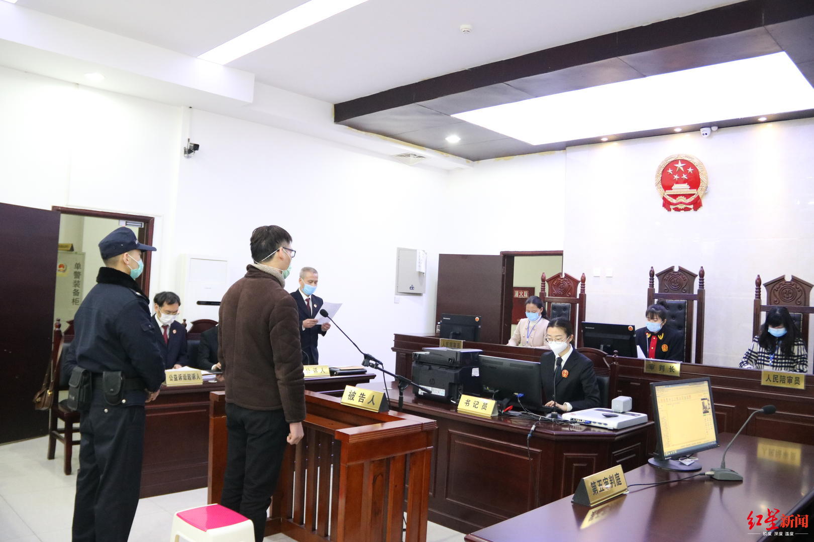 文玩店主花1000元购买两块象牙牌 被判8个月并公