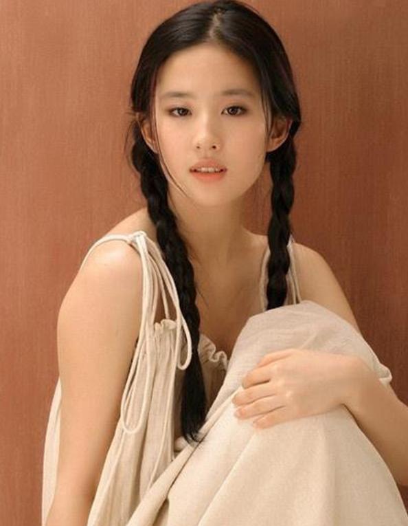 刘亦菲早期青涩照片,清纯高颜值,颇有仙女的气质