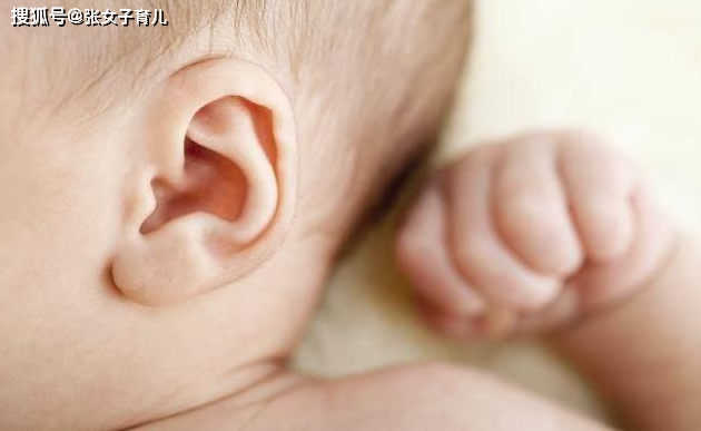 媽媽給1歲以下的寶寶挖耳屎，如何護理寶寶的耳朵