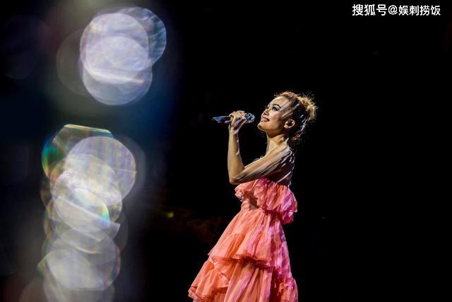 容祖儿坐长途飞机十个小时不敢去厕所，称回到