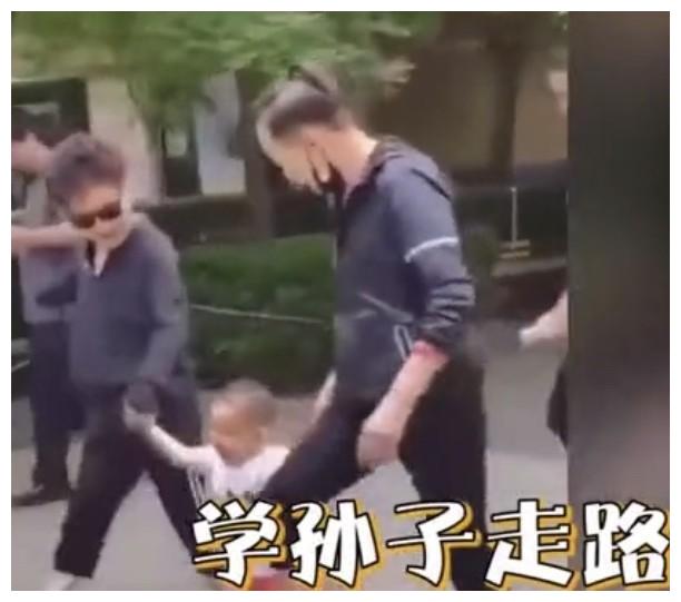 宋丹丹小孙子正面照曝光！白胖可爱能下地，被
