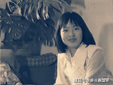 鲁豫23岁旧照曝光，模样清纯婴儿肥明显，曾是央