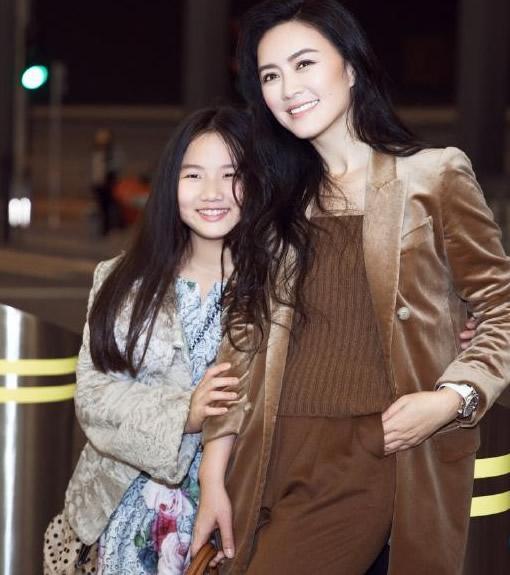 她29岁打败章子怡拿下影后，事业巅峰时退出娱乐