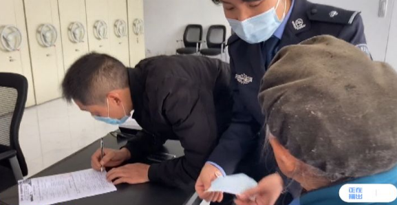 民警老人口罩_老人戴口罩(2)