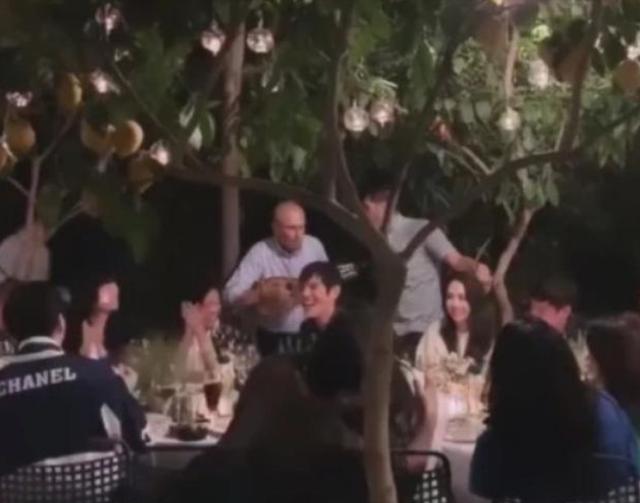 向佐郭碧婷终于举行婚礼，婚纱十分唯美衬的新