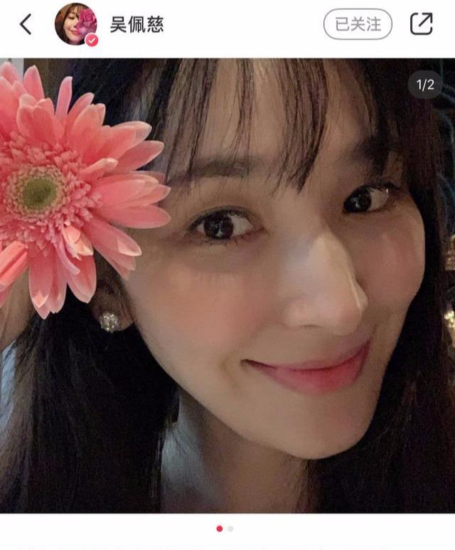 吴佩慈晒自拍说生女儿会容光焕发，实际上是在