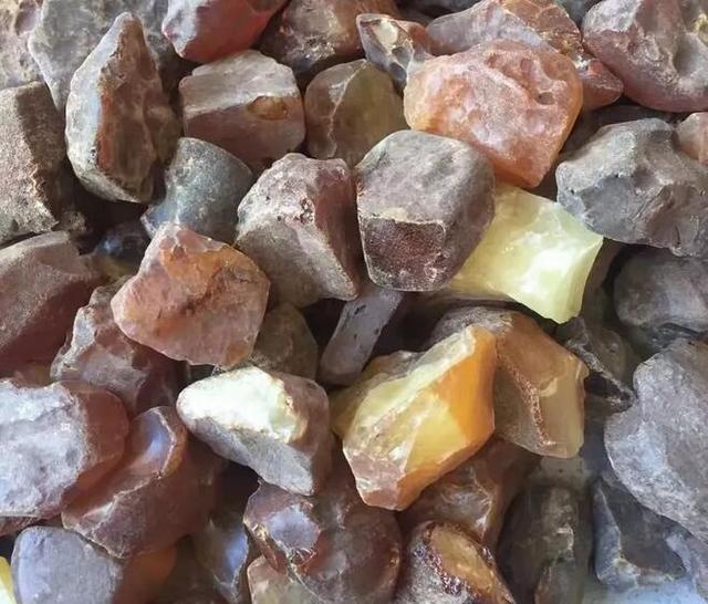 蜜蜡百科:2020年蜜蜡多少钱一克?蜜蜡如何辨别真假?-第2张图片 蜜蜡百科:2020年蜜蜡多少钱一克?蜜蜡如何辨别真假?-第2张图片