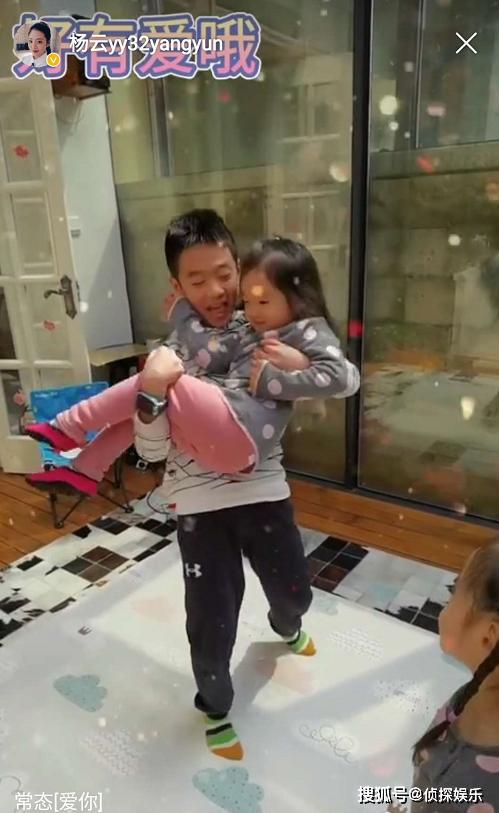 杨阳洋宠妹成常态，轮番公主抱双胞胎妹妹，乐