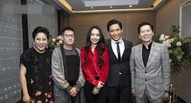 向佐郭碧婷终于举行婚礼，婚纱十分唯美衬的新