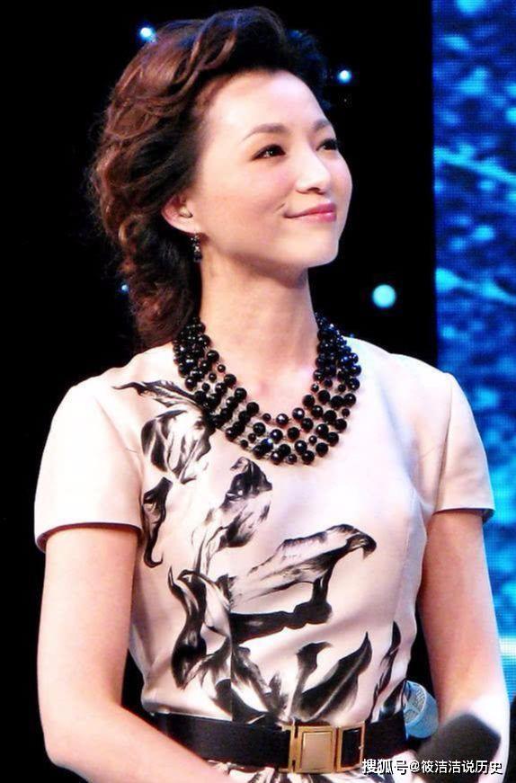 45岁董卿生活照:被帅气多金老公宠了6年,儿子连眉毛都