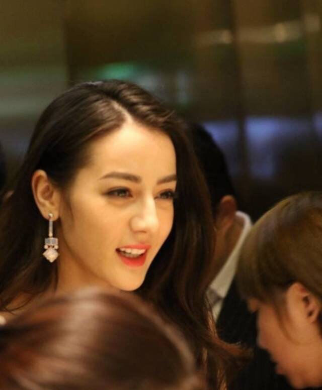 路人镜头里抓拍的明星，高圆圆刘亦菲迪丽热巴