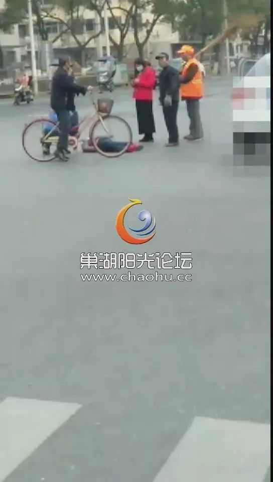 巢湖今晨一老太太遛狗过马路被撞飞