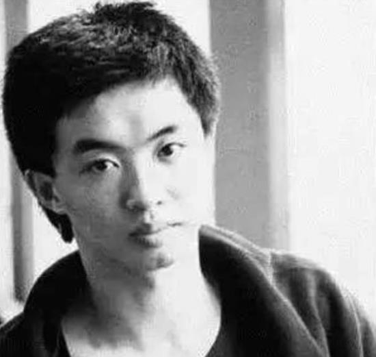 金星1967年8月13日出生于沈阳,朝鲜族人,金星从小就有性别意识