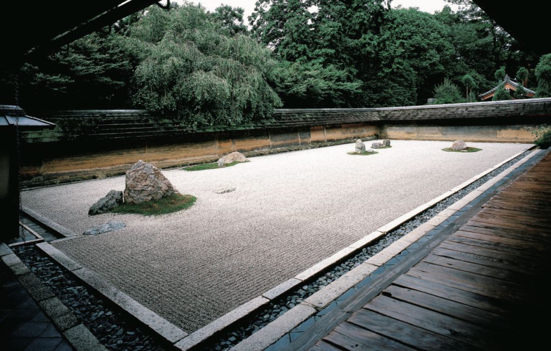 京都龙安寺枯山水庭园在全世界都开始关注日本庭园时,庭园水准极高