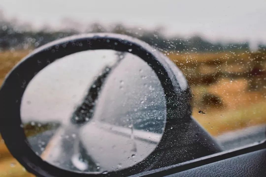下雨天,让汽车后视镜变清晰的原因竟然是