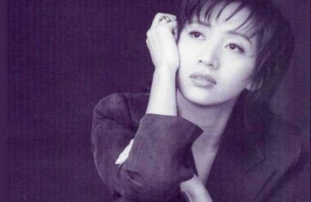 她是香港的女儿，穿婚纱含泪倒在刘德华怀里，