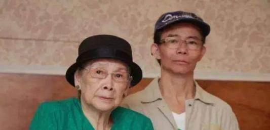 她是香港的女儿，穿婚纱含泪倒在刘德华怀里，