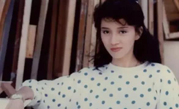 她是香港的女儿，穿婚纱含泪倒在刘德华怀里，