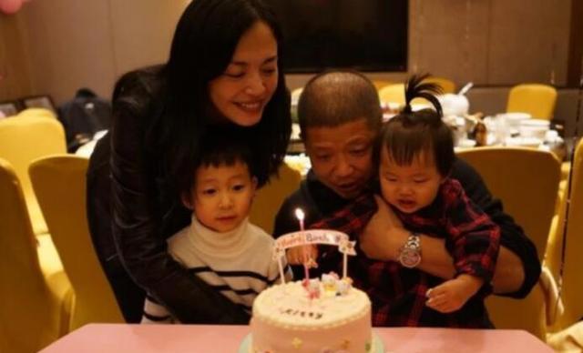 姚晨晒儿女日常 小土豆替妈妈给妹妹讲睡前故事
